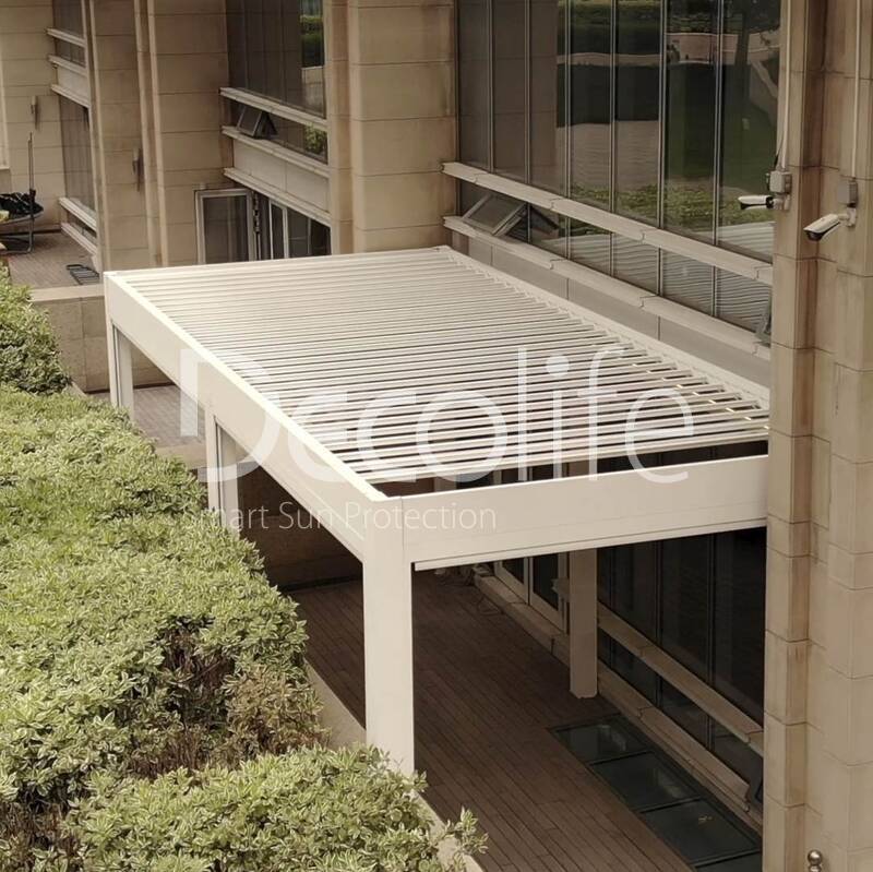 Pergola Decolife Bioclimatic B700-25C + Vertical system Zip 100, implemented by partner ''TENT VERTEX'' - 