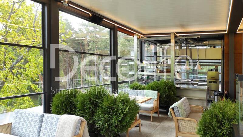 Bioclimatic pergola Decolife B500-20P + W500 guillotine glazing - 