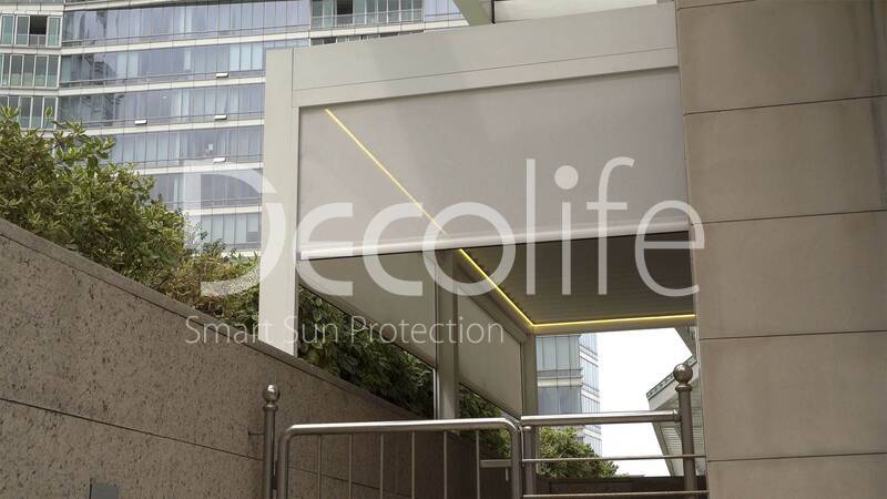 Pergola Decolife Bioclimatic B700-25C + Vertical system Zip 100, implemented by partner ''TENT VERTEX'' - 