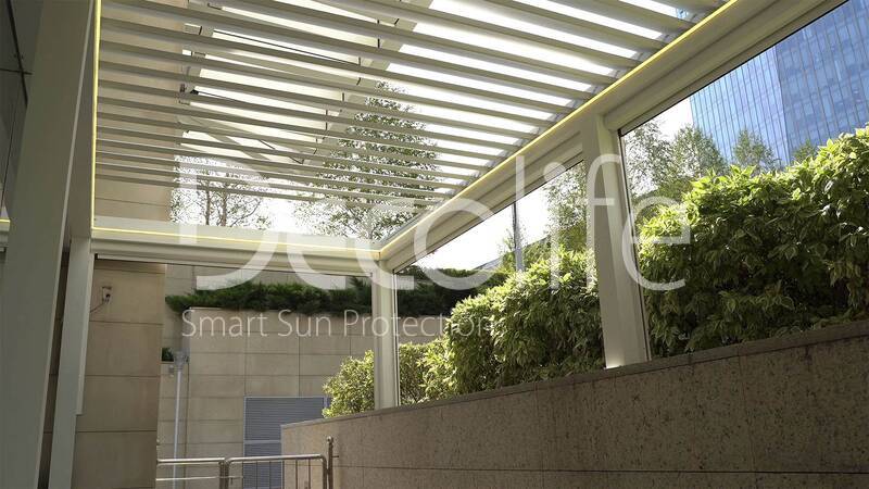 Pergola Decolife Bioclimatic B700-25C + Vertical system Zip 100, implemented by partner ''TENT VERTEX'' - 